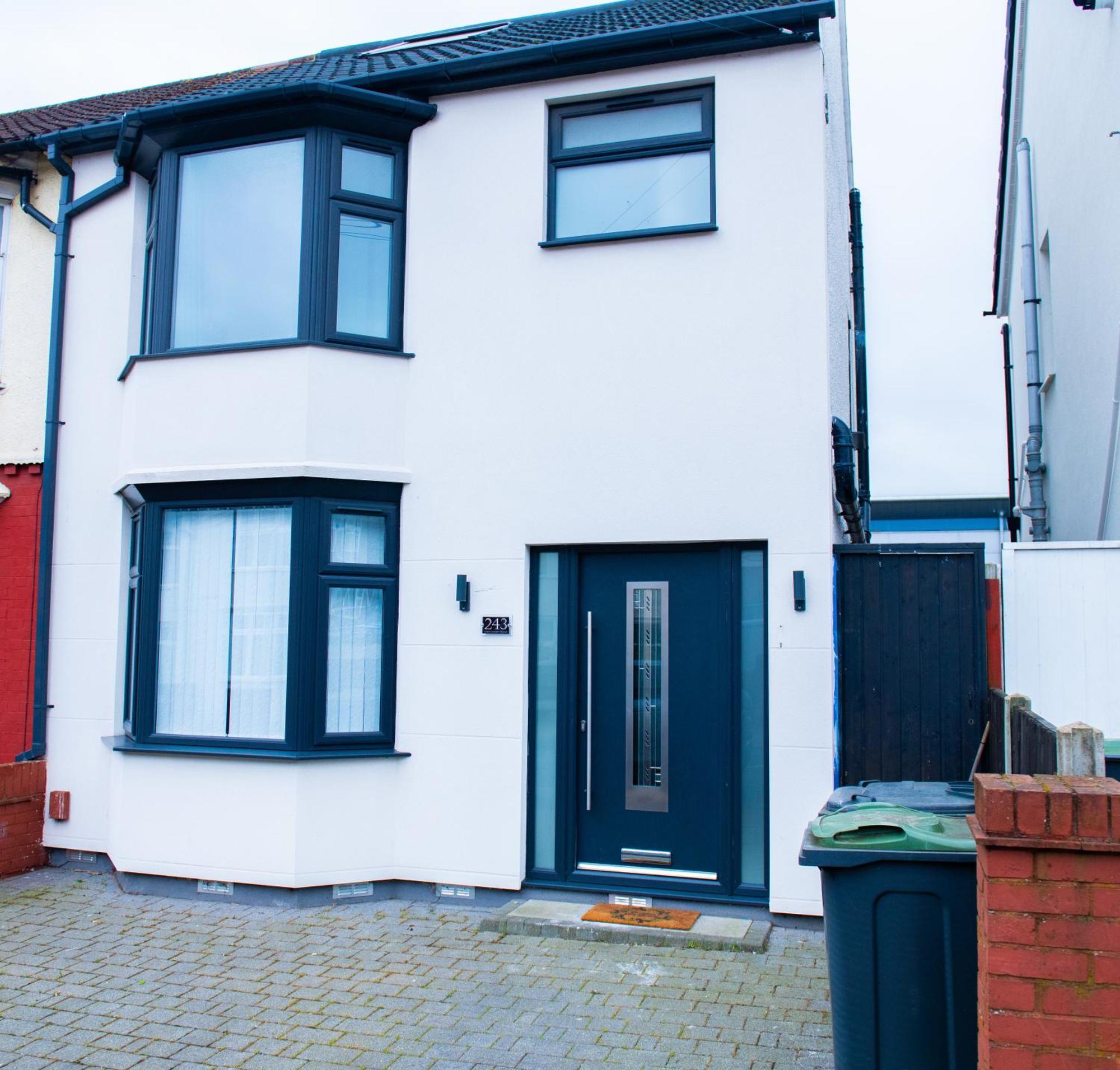 Newly Refurbished - Affordable Four Bedroom Semi-Detached House Near Luton Airport And Luton Hospital Exterior foto